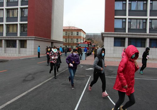 我校举行高层公寓灭火及消防疏散演习-辽宁工