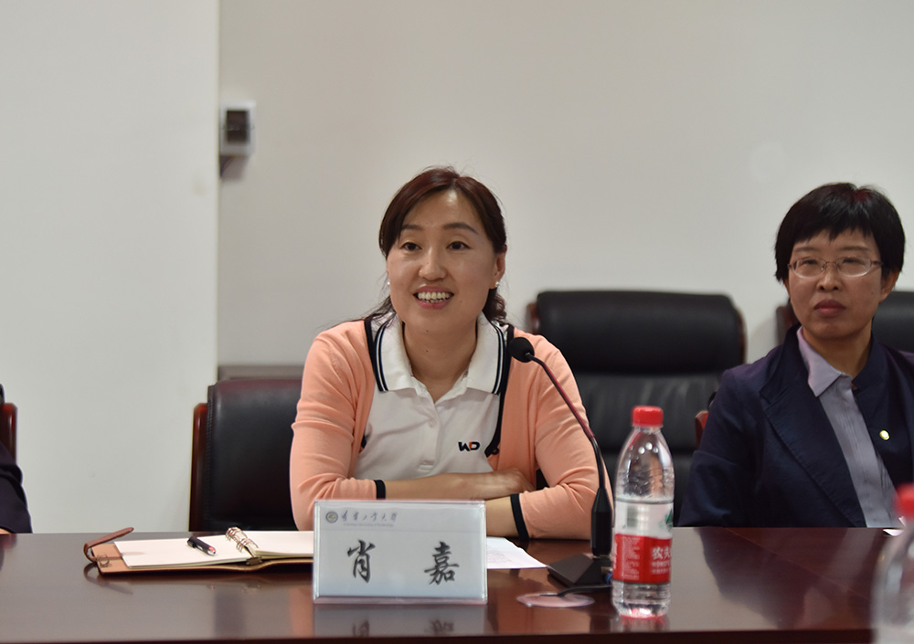 了第五届万得奖学金获得者座谈会,座谈会由研究生学院院长王冬霞主持