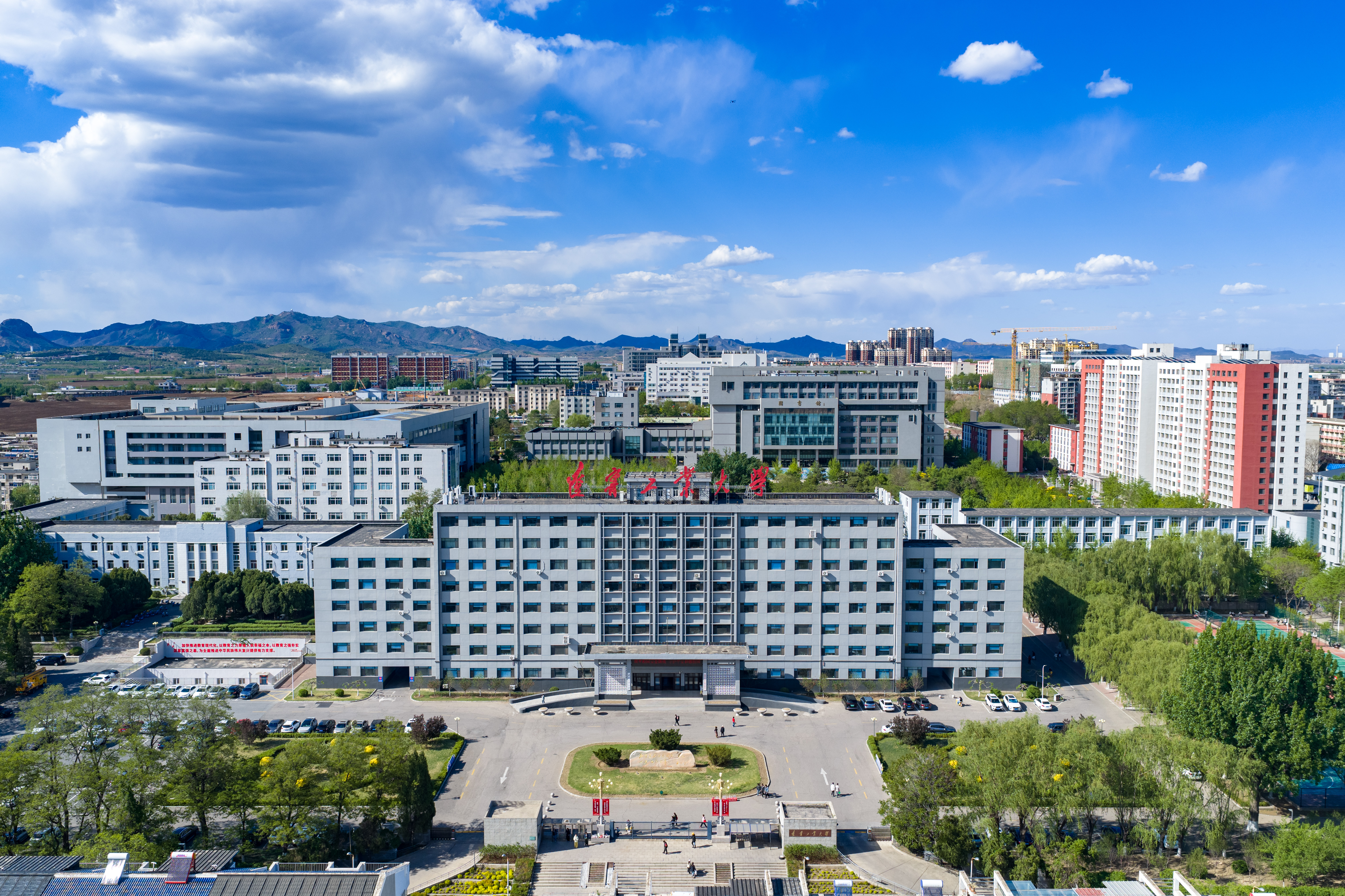 辽宁工业大学校园建筑风景